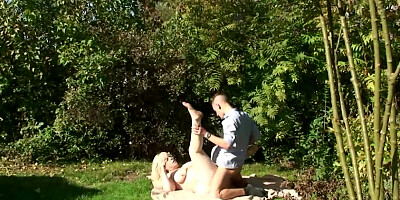 Unfaithful guy fucks girlfriend's stepmom outdoors