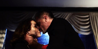 In darkness of night guy quickly fucks the teen in her bedroom