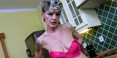 Horny mature implicates vibrator in self-fucking