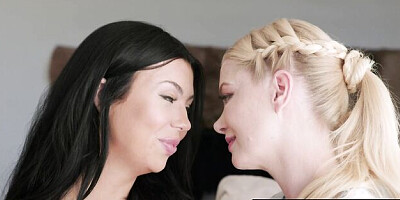 Marvelous Holly Day and Serene Siren - clit sucking action - Mommy's Girl