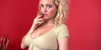 Perfect body babe showing her curves to tease you hard