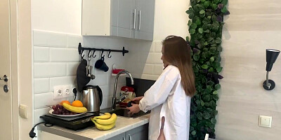 Masturbating babe does not care about work, only wants to cum