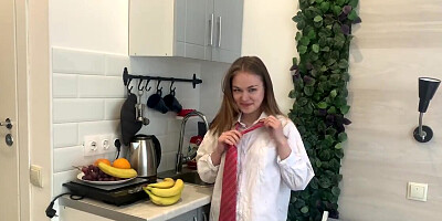 Masturbating babe does not care about work, only wants to cum