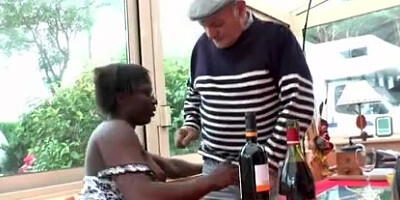 La vendeuse se fait enculer pendant qu elle suce Papy Voyeur