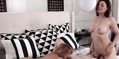 Hot lesbians make sure that threesome sex is an amazing thing