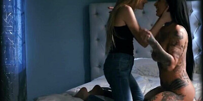 Scarlett Sage sneaks into Jessie Lee's house to fuck