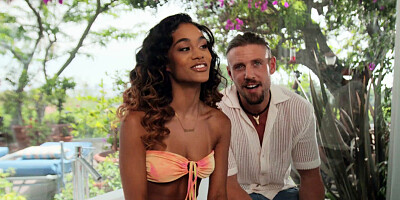 Foxy black chick Scarlit Scandal fucked in the shower