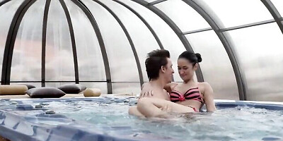 Flashy lovebird's brunette video
