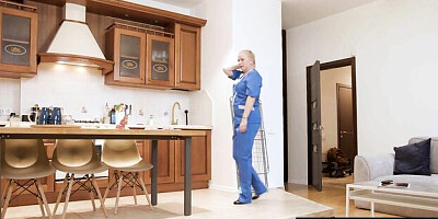 Wet Vikki Fox's house worker movie