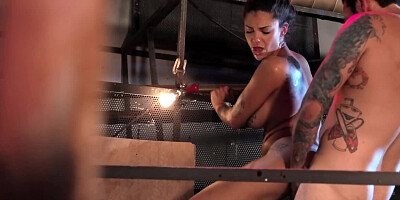 Man enjoys blowjob by inked girlfriend and turns to banging