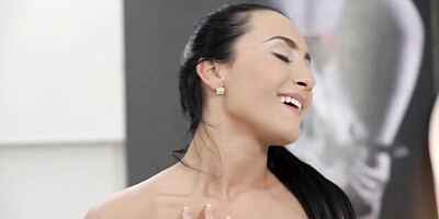 Modest Anna Rose's shaved video