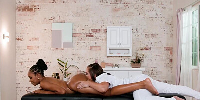 Jenna Sativa and Jenna Foxx are scissoring and cumming