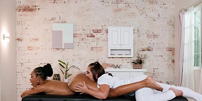 Jenna Sativa and Jenna Foxx are scissoring and cumming