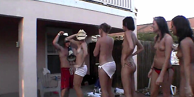 Amateur coeds hold strip contest in the backyard
