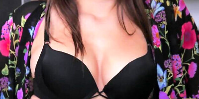 Come-hither queen at interracial action