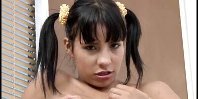 Watch freely Little Lorie's action