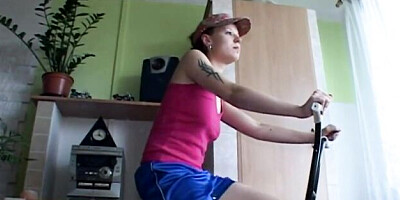 Cutesy fiancée's gym clip