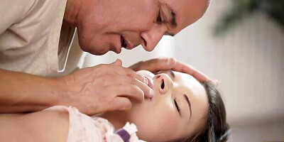 Precious queen's petite dad trailer