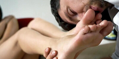 Feet like that deserve to be glazed in fresh spunk too