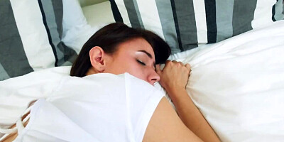 Cameraman unceremoniously takes Lucie Kline to bed for fucking