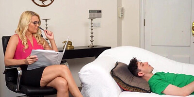 Older lady shows her great body in a way that looks HOT