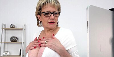 Lady Sonia shows off her hard nipples