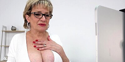 Lady Sonia shows off her hard nipples