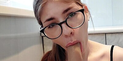 Teen fucked herself with a dildo after a workout