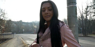 Tanned brunette for cash gets banged outdoors