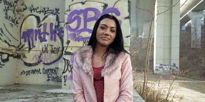 Tanned brunette for cash gets banged outdoors