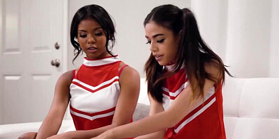 Cheerleaders have a lesbian adventure together
