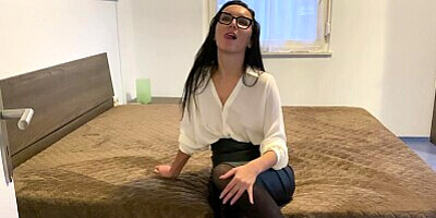 The secretary gives a great blowjob and fucks with the boss