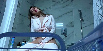She likes to masturbate her pussy in the bathroom while no one sees