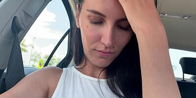 Hot brunette sucked the driver's cock in the car,and he finished it in her mouth
