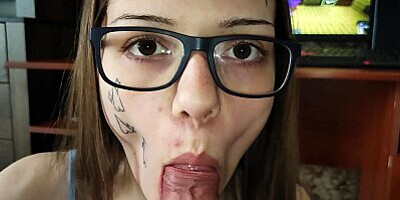 MY BOYFRIEND LOVES TO PLAY MINECRAFT AND CUM IN MY MOUTH