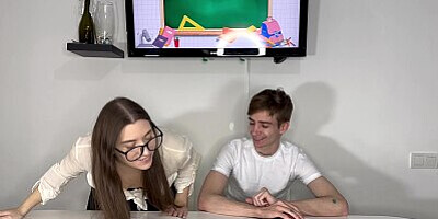 Girl helps classmate with a blowjob and he cums in her panties