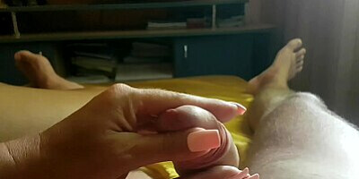 MOM PLAYING WITH STEPSON DICK UNTIL CUM MANY TIMES IN HER HAND