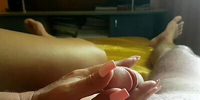 MOM PLAYING WITH STEPSON DICK UNTIL CUM MANY TIMES IN HER HAND