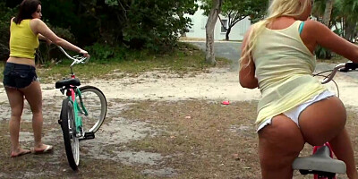Molly Cavalli, Rachel Roxxx & Chloe Caine are showing booties in the open air