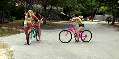 Molly Cavalli, Rachel Roxxx & Chloe Caine are showing booties in the open air