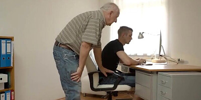 DADDY4K Schöne Nymphe genießt Tabu-Sex mit dem alten Vater ihres Freundes