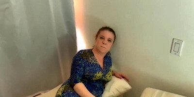 Mutter lutscht ihren Sohn und spritzt in den Mund