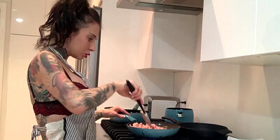 Curvaceous inked hussy is stuffing her twat in a kitchen with a big black dildo