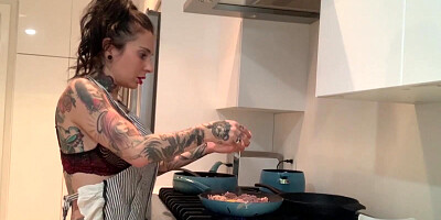 Curvaceous inked hussy is stuffing her twat in a kitchen with a big black dildo