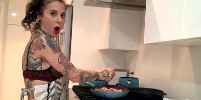 Curvaceous inked hussy is stuffing her twat in a kitchen with a big black dildo