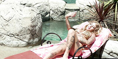 Brick and Kitana's pussy to mouth action