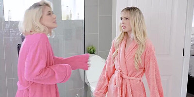 Two lovely blonde babes are sharing dude's dong in 3some