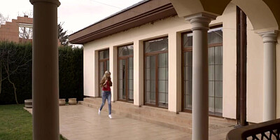 Mature guy uses opportunity to fuck winsome blonde