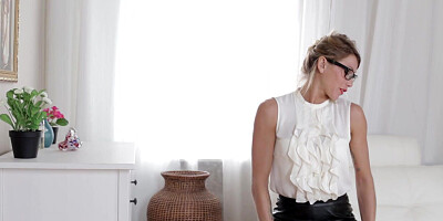 Elegant stunner plays with herself till she cums