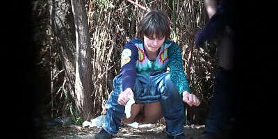 Ladies pee on the street 720b